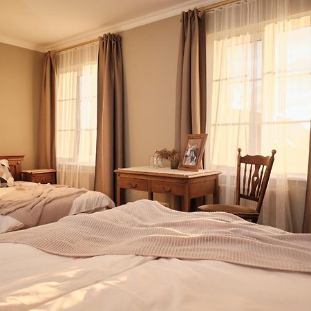 Hotel Pernigele Yelgavkrasty 外观 照片