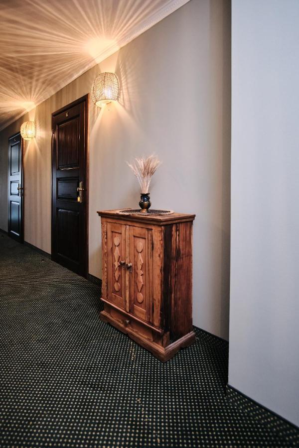 Hotel Pernigele Yelgavkrasty 外观 照片