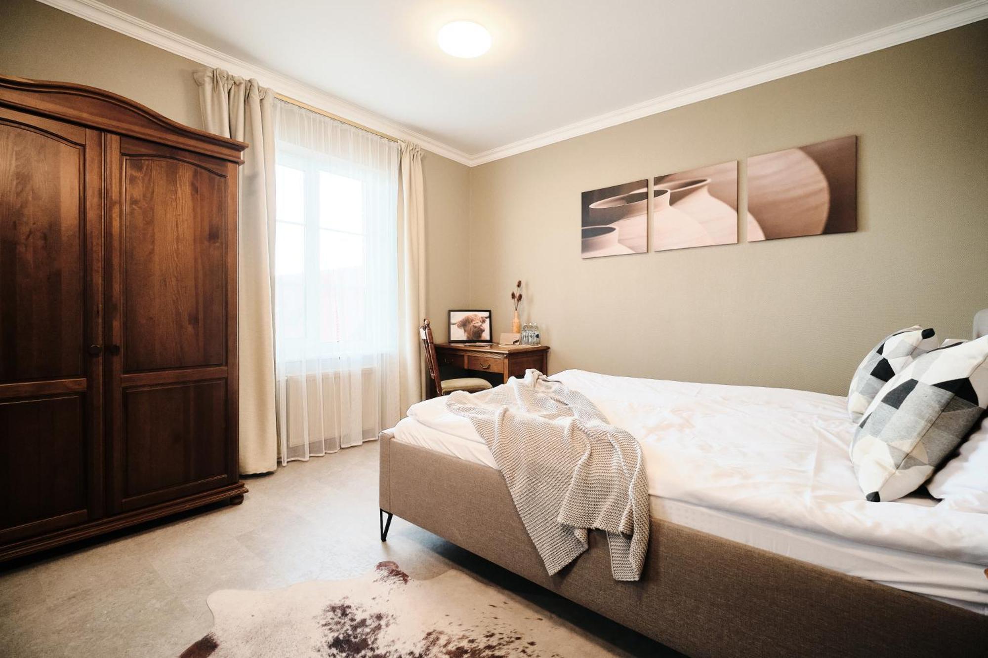 Hotel Pernigele Yelgavkrasty 外观 照片