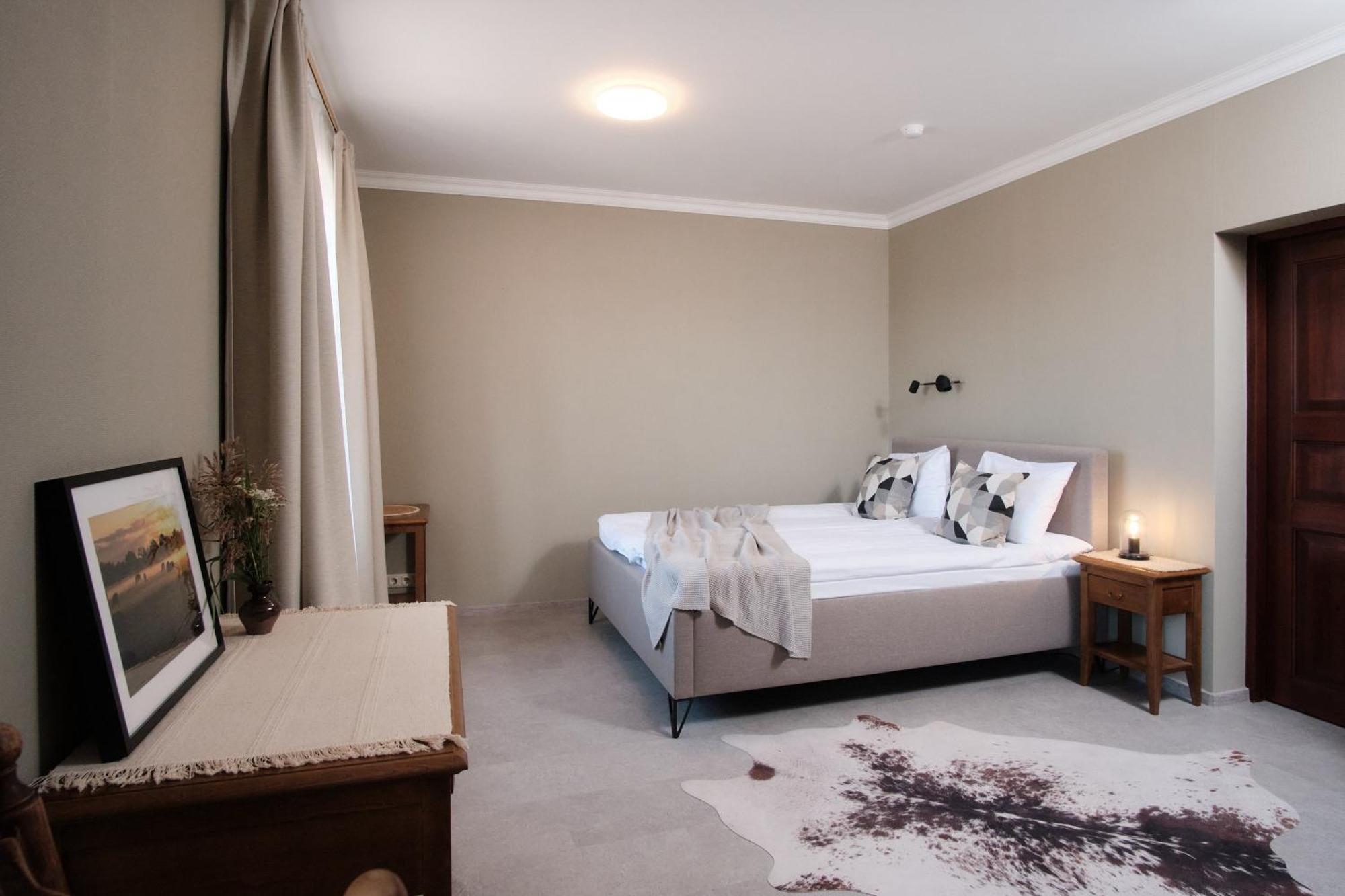 Hotel Pernigele Yelgavkrasty 外观 照片