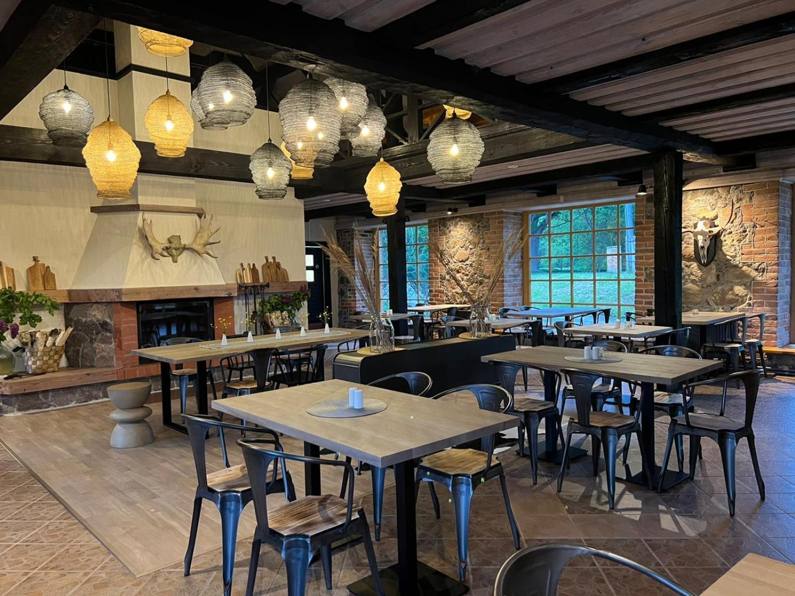 Hotel Pernigele Yelgavkrasty 外观 照片