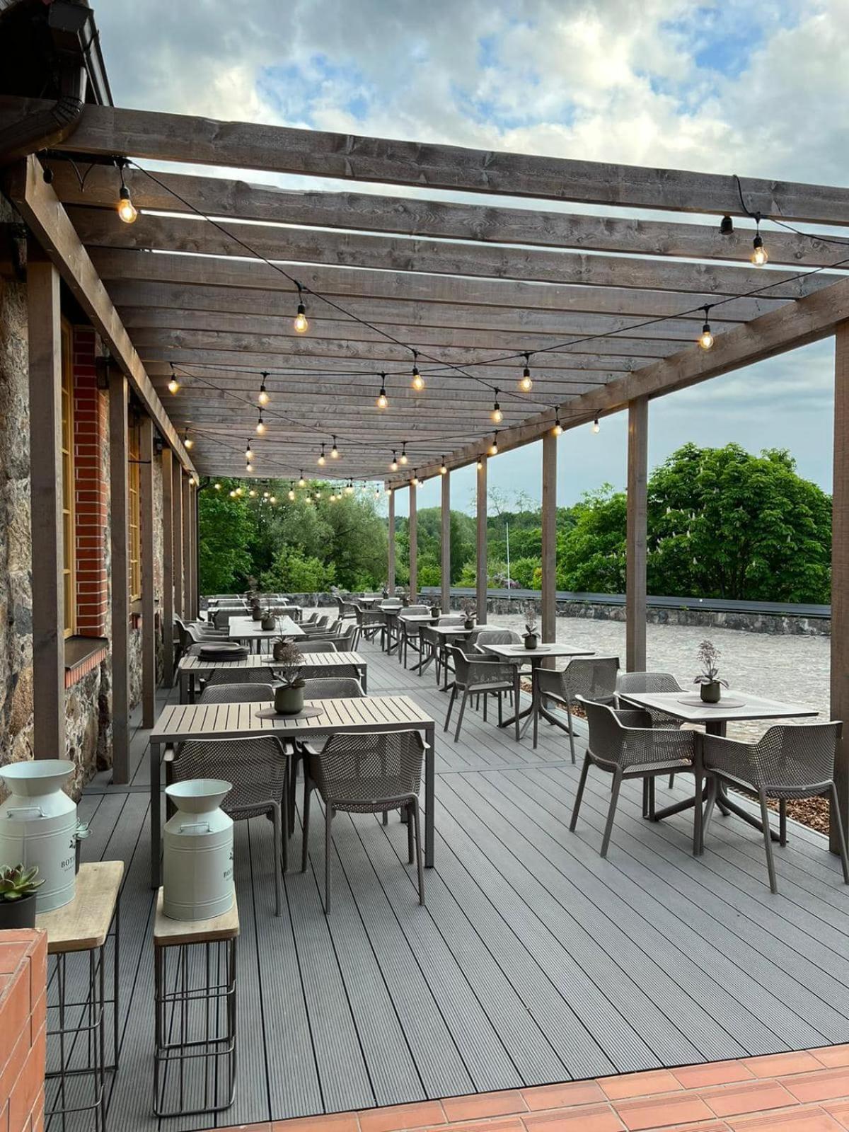 Hotel Pernigele Yelgavkrasty 外观 照片